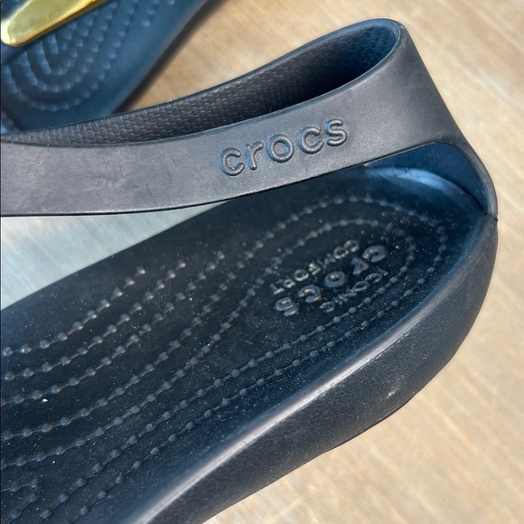 Crocs Women’s Serena Black Sandals with Gold Metallic Bar Size 6 NEW - Picture 3 of 16